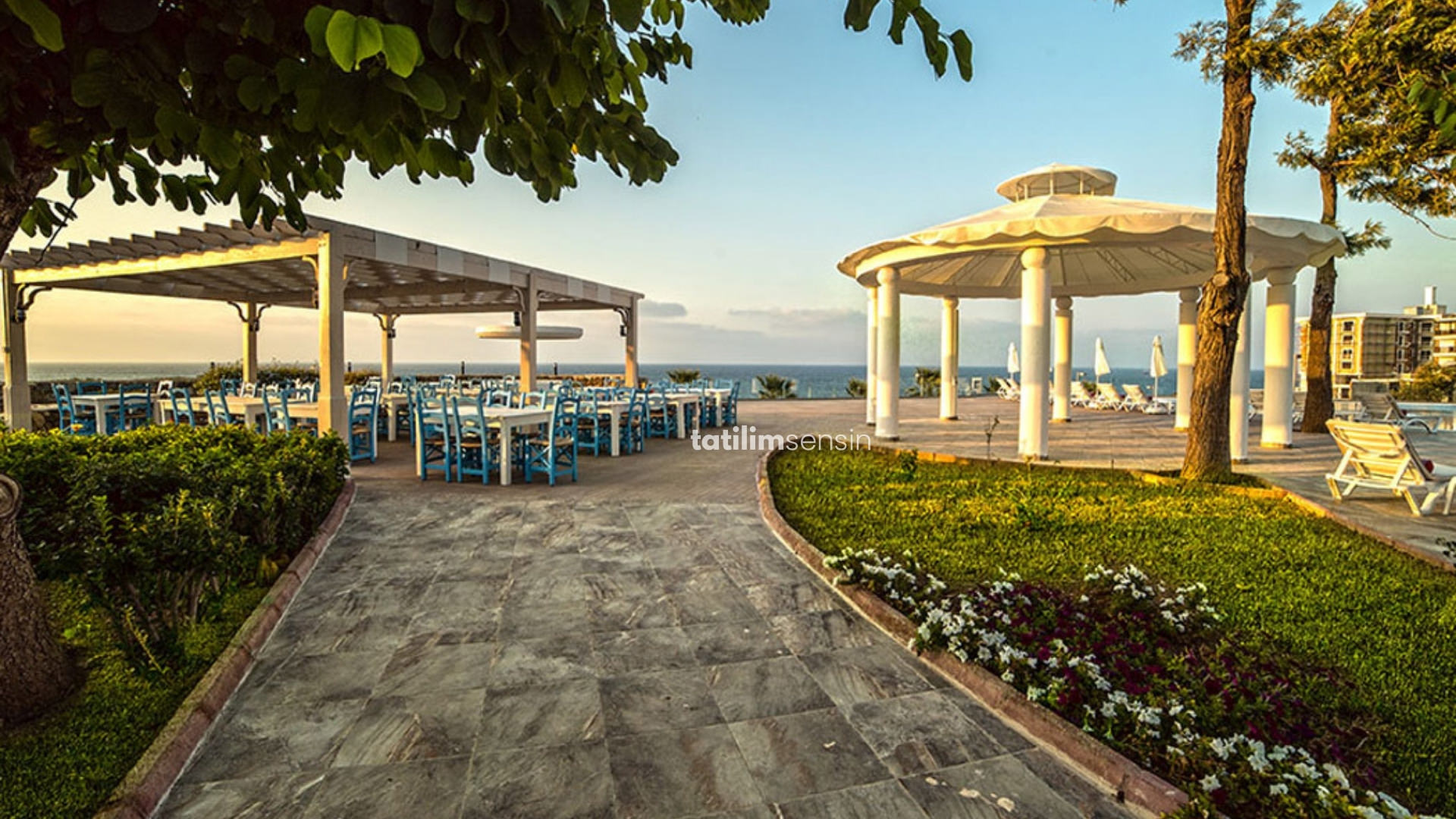 Jasmine Court Hotel - 11