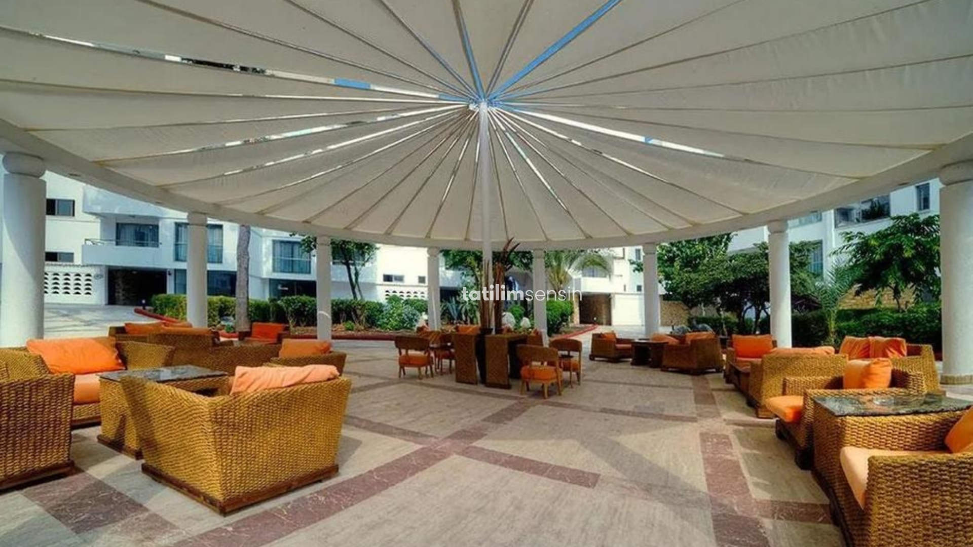 Jasmine Court Hotel - 8