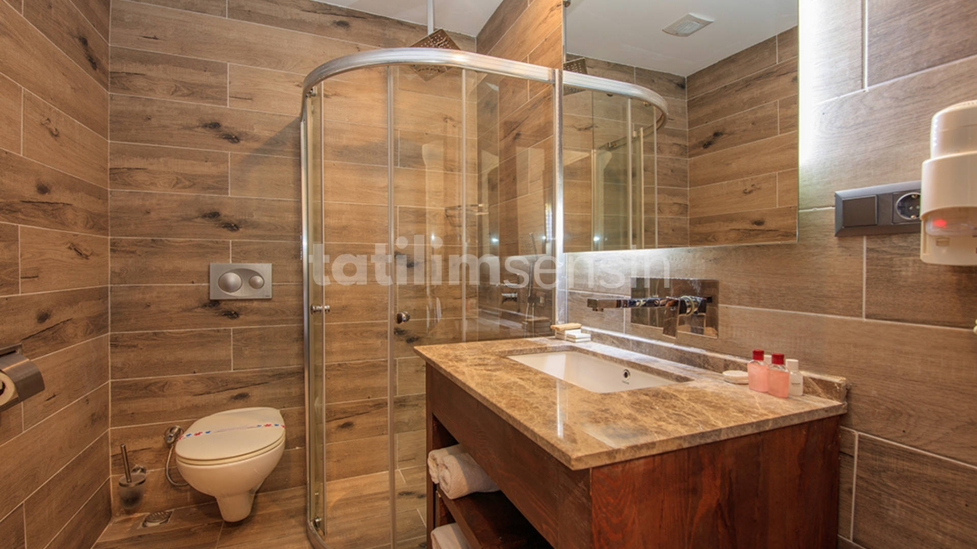 Manaspark Deluxe Hotel - 9