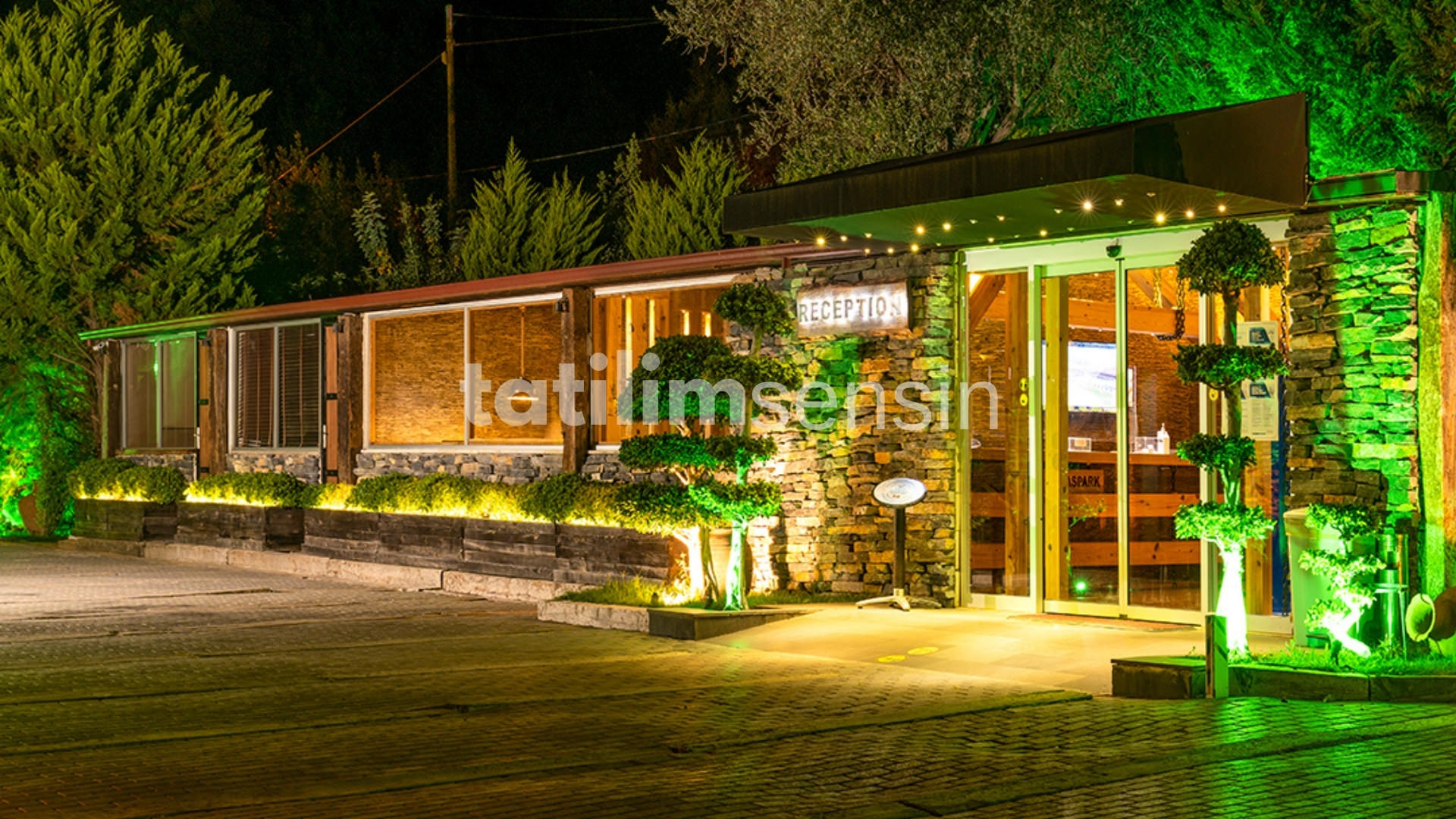 Manaspark Deluxe Hotel - 4