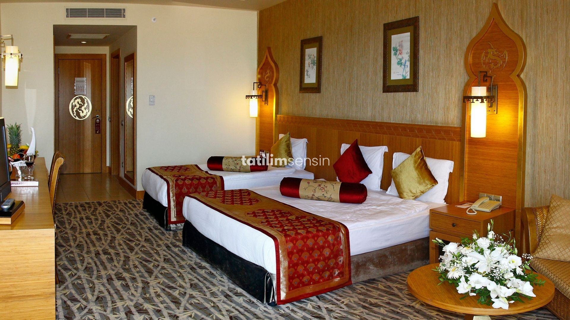 Royal Dragon Hotel - 8